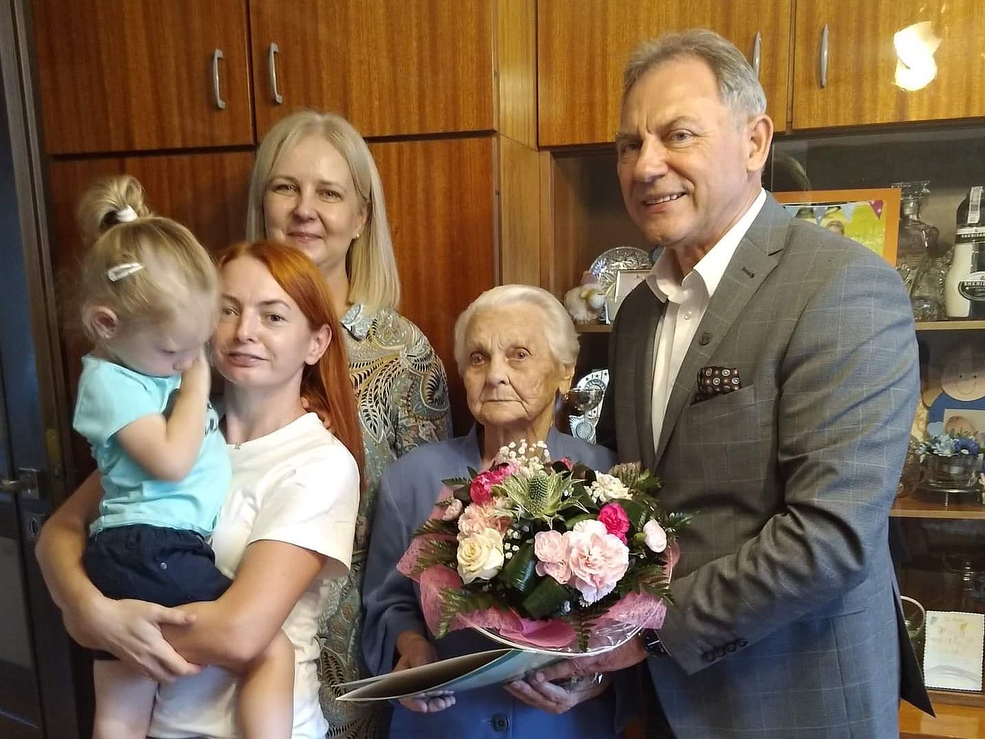 Na zdjęciu: Burmistrz Gminy i Miasta Czerwionka-Leszczyny Wiesław Janiszewski, Pełnomocnik ds. społecznych Aleksandra Chudzik oraz Pani Helena Skowronek z rodziną